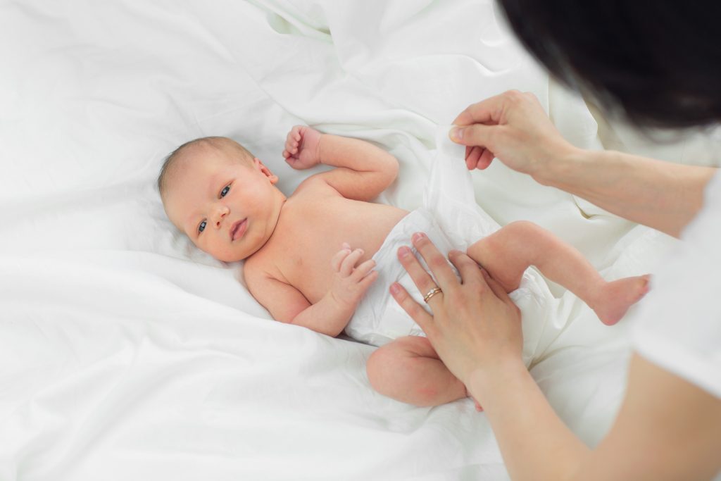 Changer bébé, les premiers changements de couches 