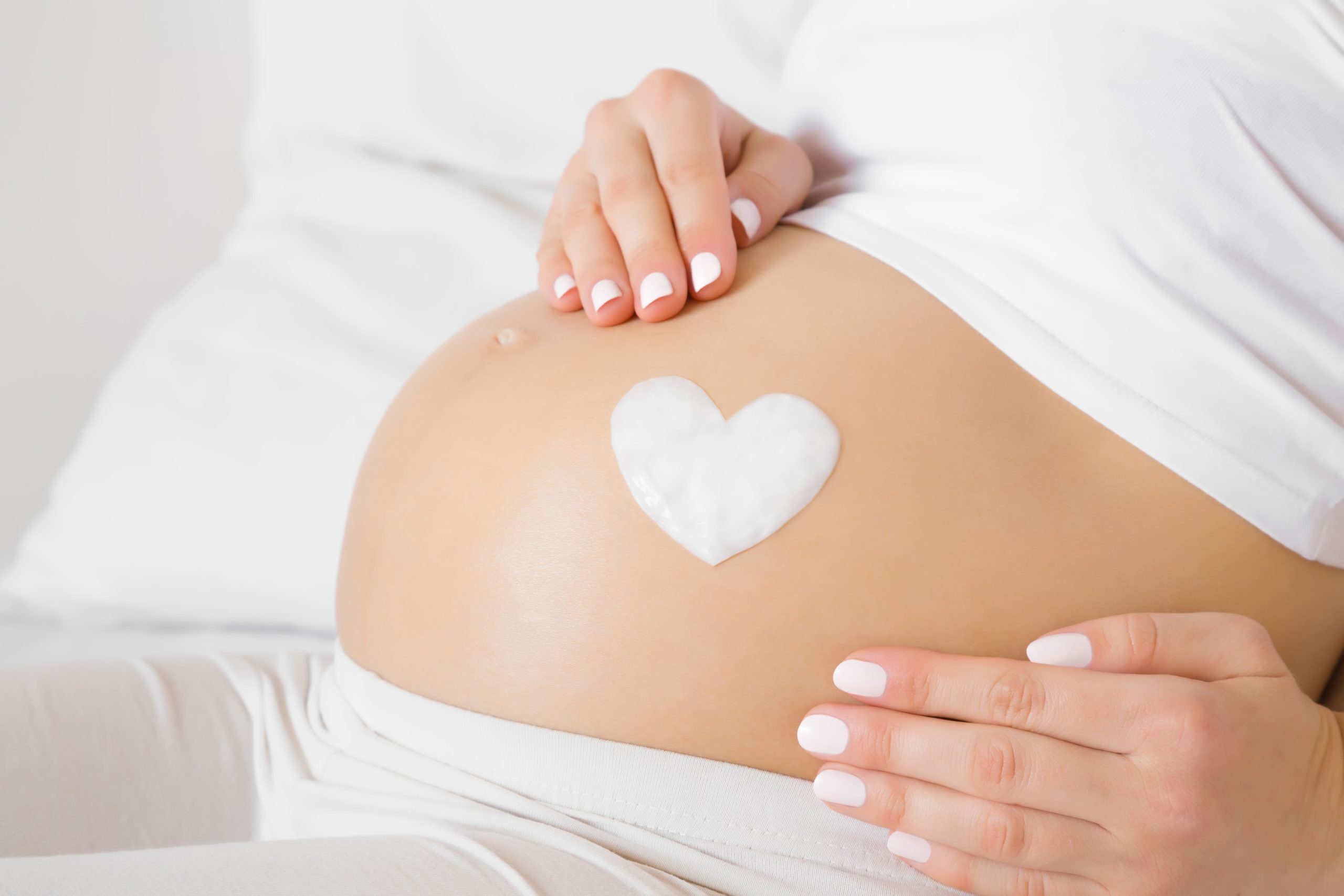 Huiles essentielles : une femme enceinte peut-elle en utiliser ?