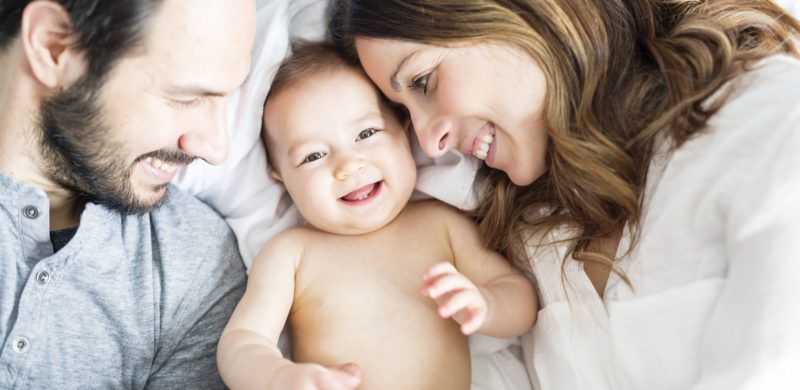 Petite main de bébé nouveau né dans la main de sa maman. Amour