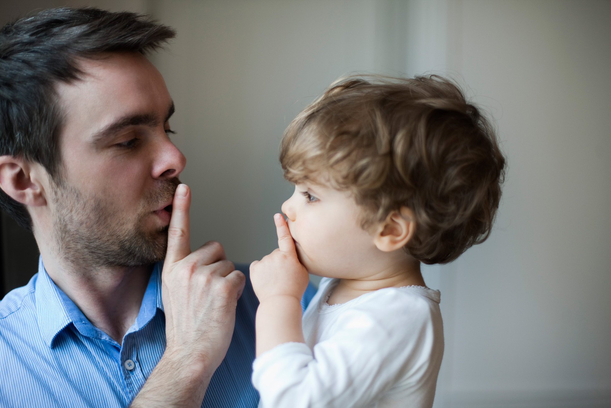 Garçon de 2 ans et demi qui répète les questions posées.