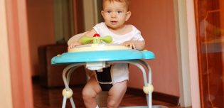 Apprentissage Du Bébé Et Marche Avec Un Enfant En Faisant Ses Premiers Pas  Avec Sa Mère Pour Apprendre à Marcher à La Maison. Pied Photo stock - Image  du lifestyle, jour: 257560942