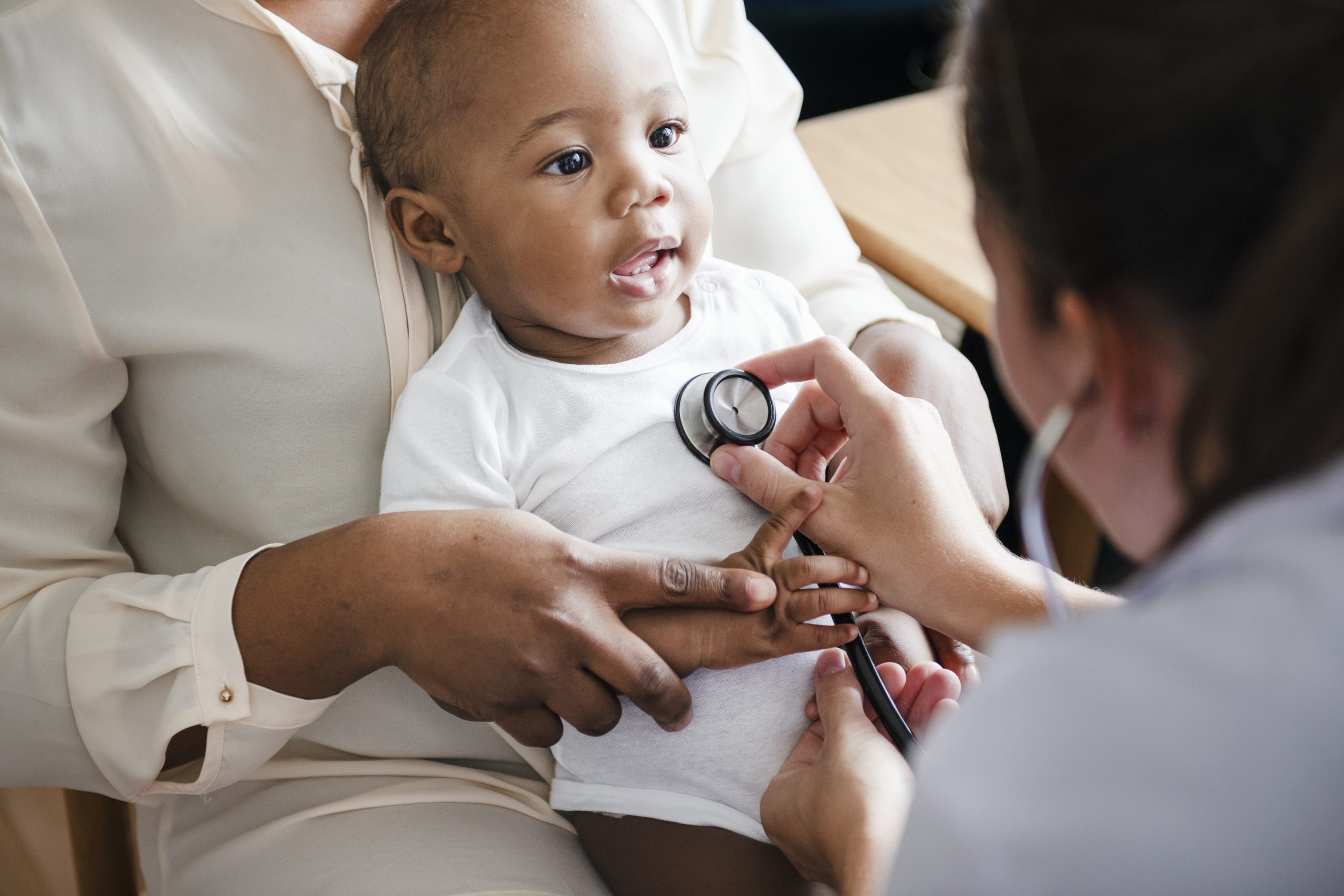 Docteur Pédiatre Mâle Mignon Et Heureux Enfants En Bonne Santé