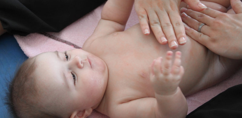 Quels gestes pour masser les mains de son bébé ?