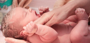 La Mère Utilise Un Coton-tige Imbibé D'eau Propre. Nettoyer Le Visage De  Bébé Asiatique Après Le Bain, Petit Bébé Mignon Regarde La Caméra