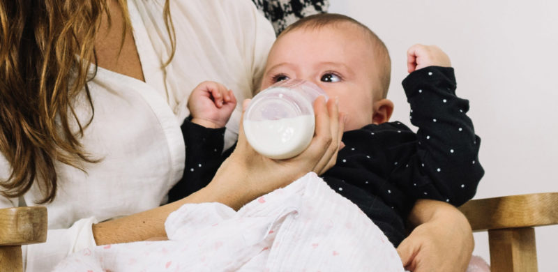 Bien choisir le lait de bébé : lait liquide ou lait en poudre ?