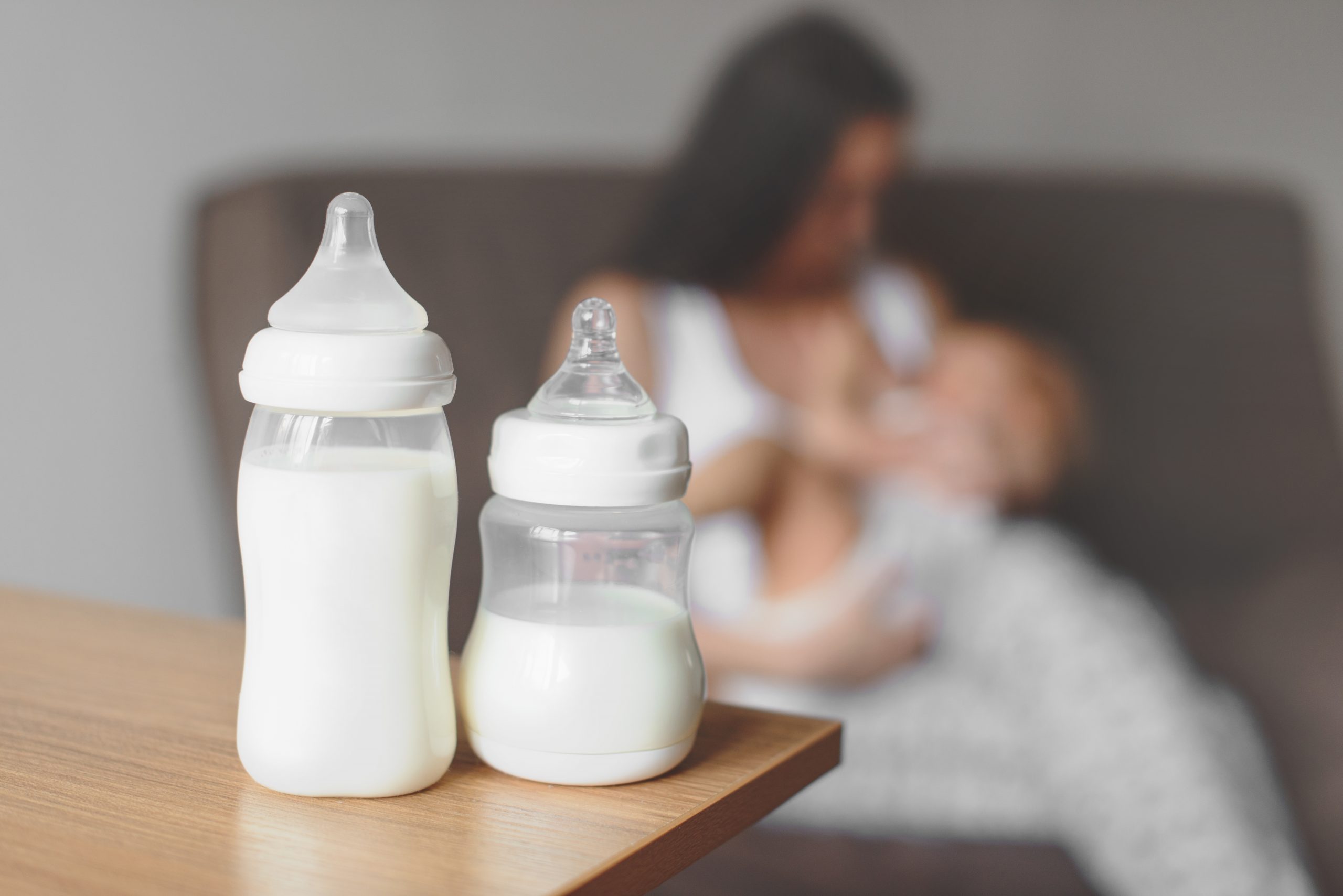 Biberons de lait maternel ou allaitement mixte : comment alterner