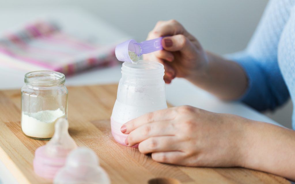 Que faire d'un biberon de lait maternel entamé ?