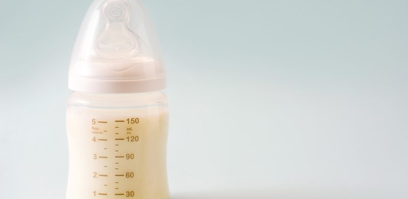 Médecin الجزائر - Votre bébé de 12 à 24 mois mange-t-il moins qu'avant,  veut juste boire du lait et ne veut plus essayer de nouveaux aliments? Cela  est principalement dû au fait