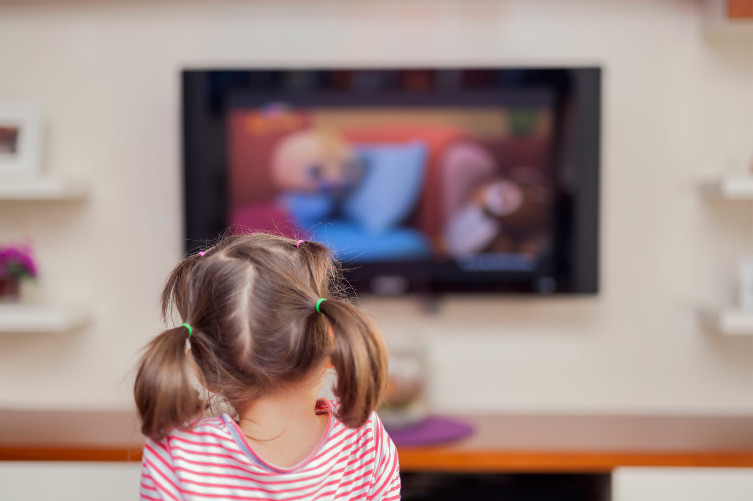 Enfant et télévision, à quel âge peut regarder la télé - mpedia.fr