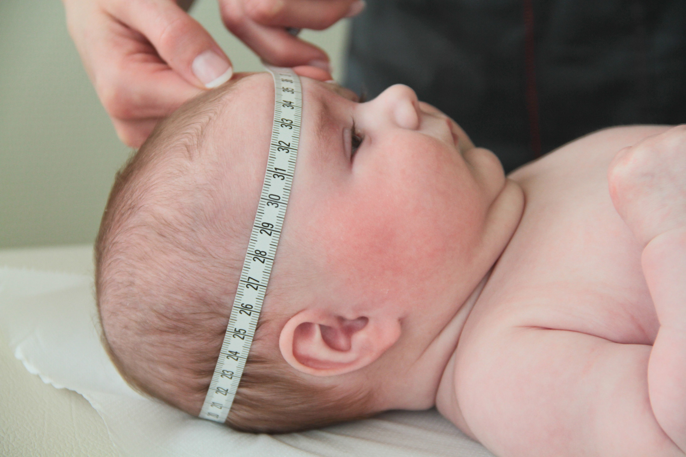 Bébé a 2 mois : Taille, poids et éveil d'un bébé de deux mois