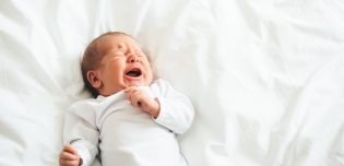 Bebe De 4 Mois Bouge Pleure Et Regurgite Pendant Le Biberon Que Faire Mpedia Fr