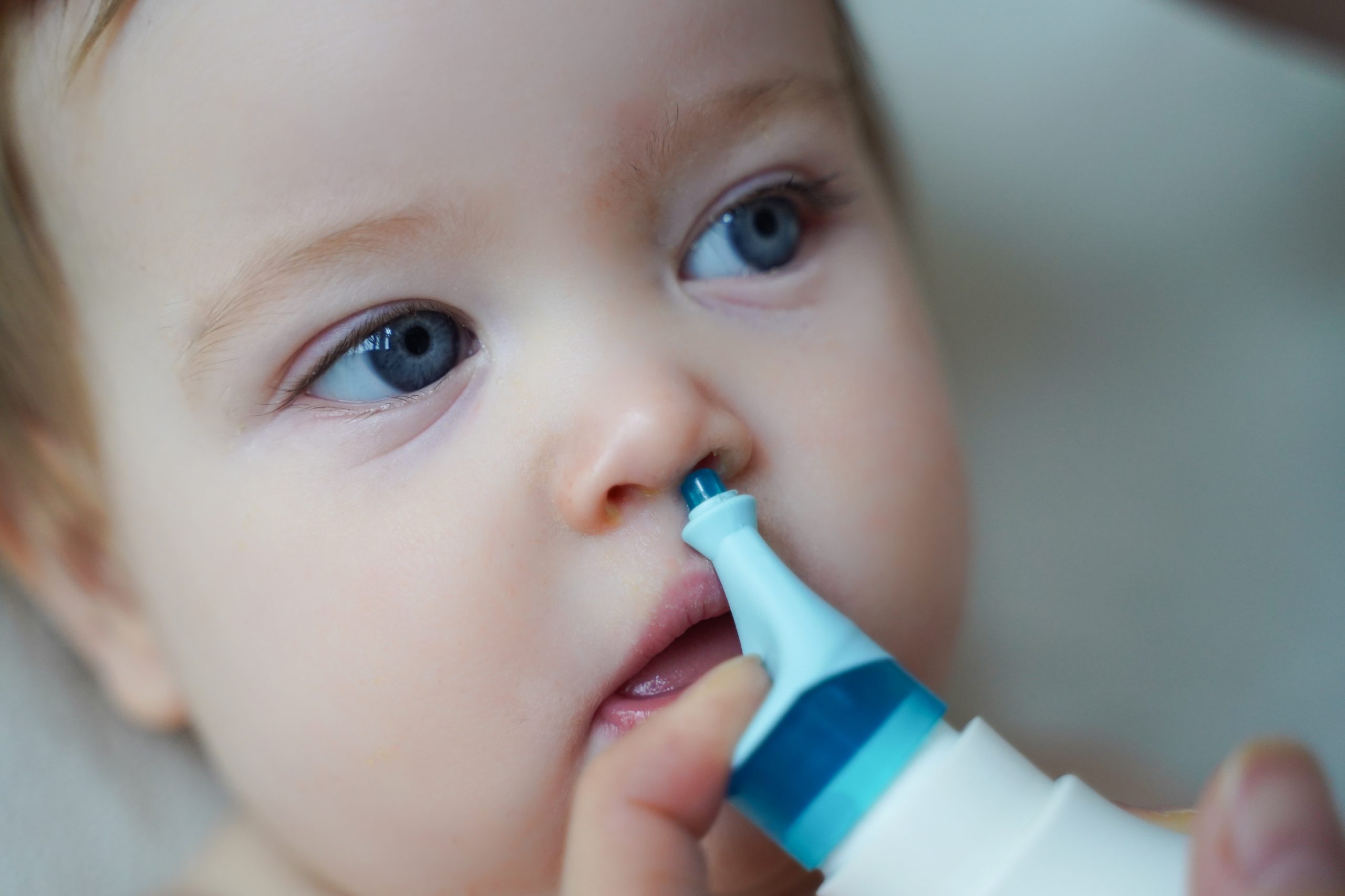 Rhume chez le bébé et l'enfant, nez qui coule : que faire 