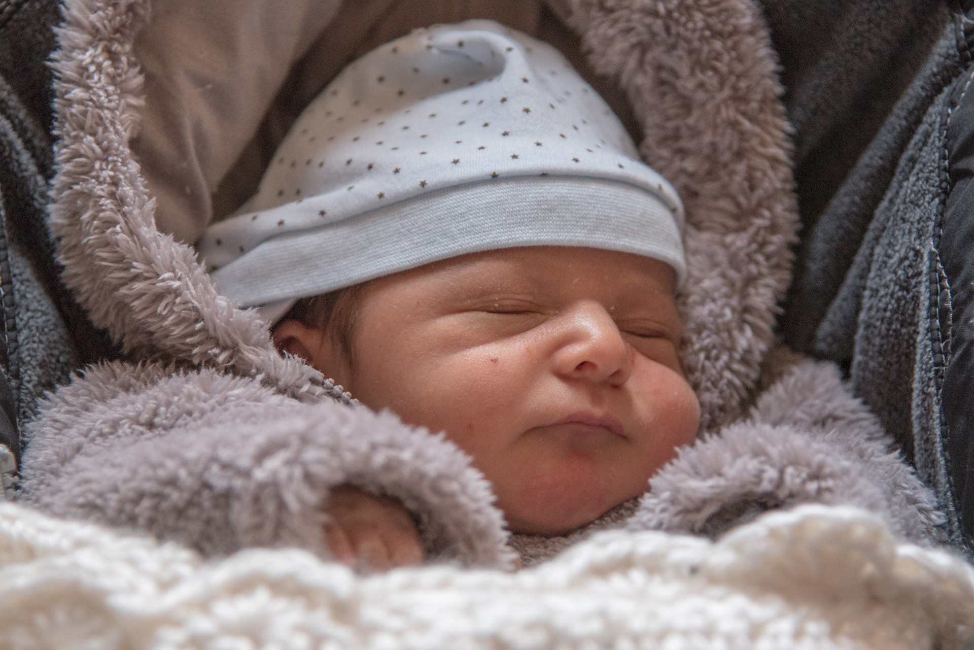 Bébé a 1 mois : son sommeil, son alimentation, les soins dont il a