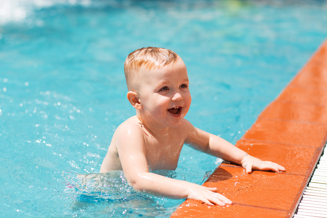 Quelles précautions prendre pour emmener bébé à la piscine ? 