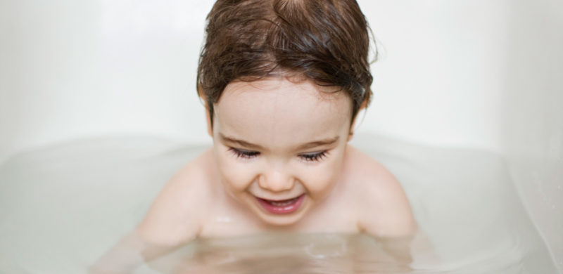 Toilette entre 1 et 3 ans : corps, cheveux, ongles 