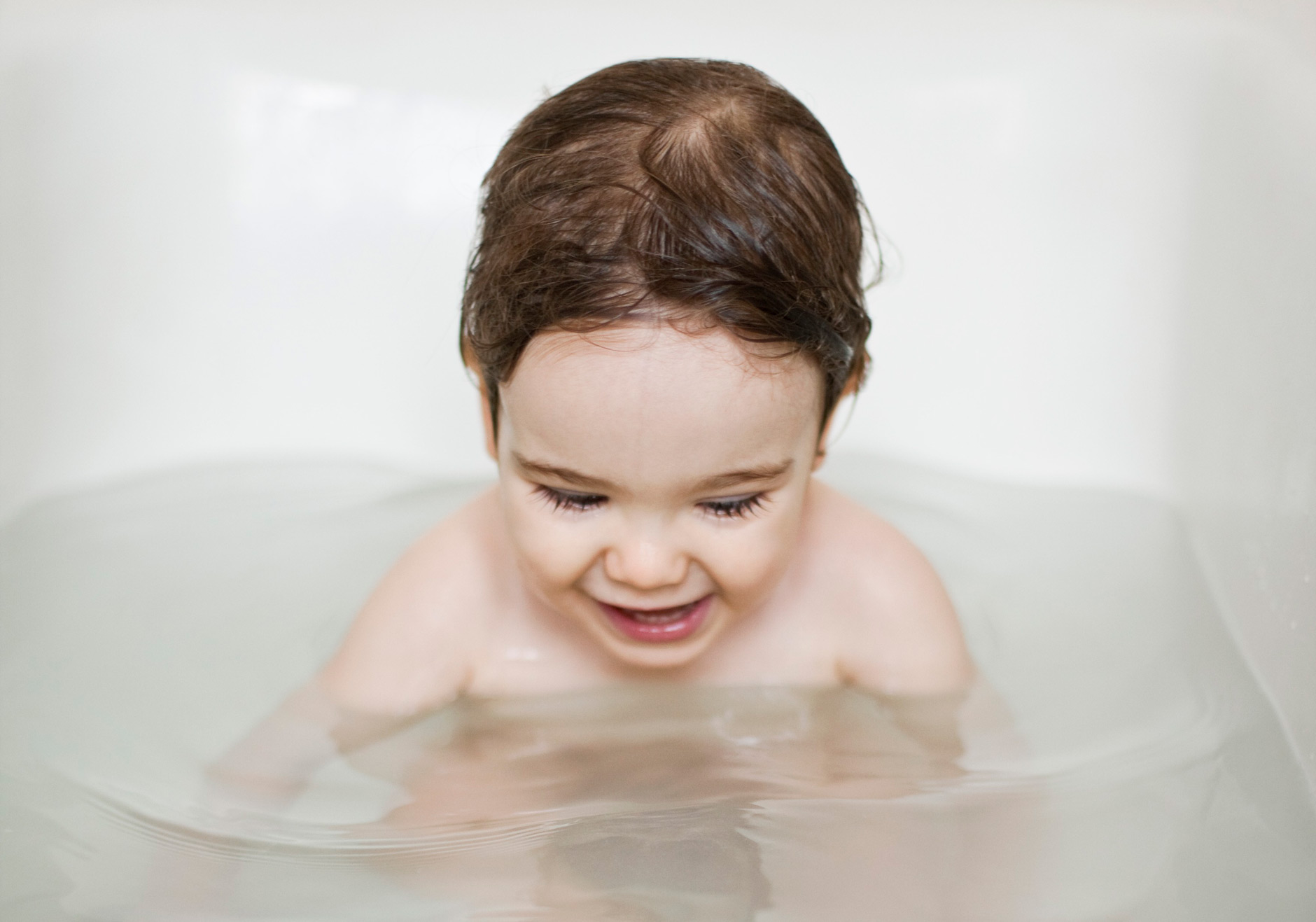 Mon enfant est-il trop petit pour prendre un bain moussant ? 