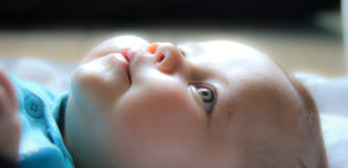 Le Garçon Inhale Avec Un Nébulisateur. L'enfant Est Traité Avec Une Toux.  Photo stock - Image du santé, froid: 223078402