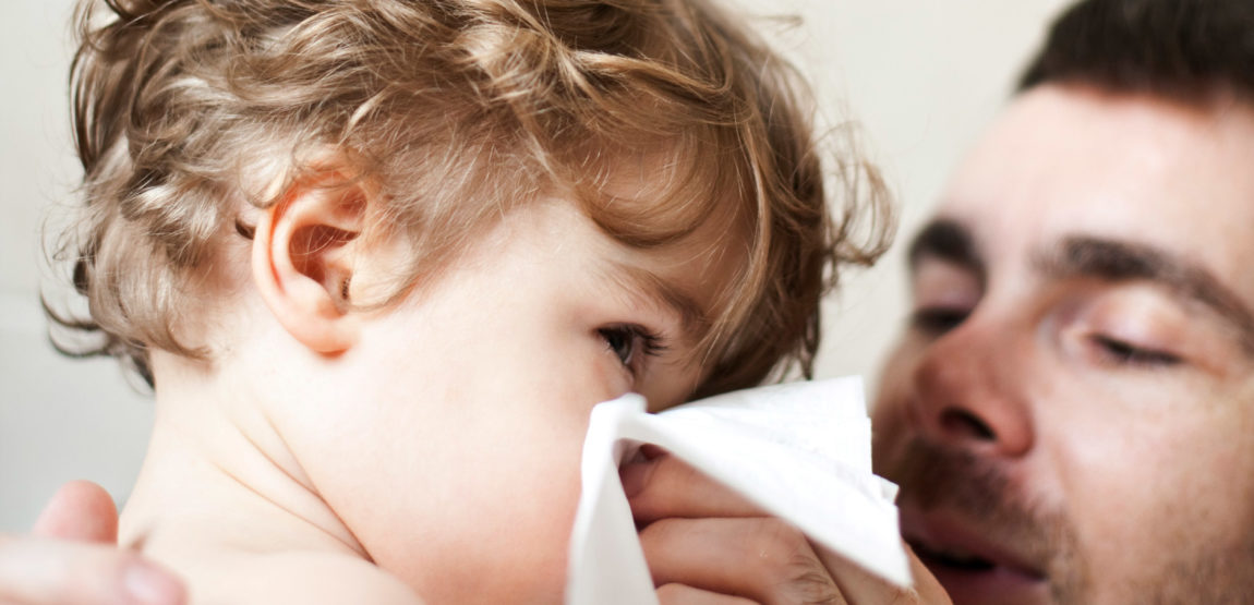 Une Mère Porte Un Pansement Médical Sur Le Petit Doigt De Bébé. M