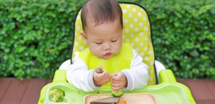 Cuillere Et Morceaux Diversification Alimentaire Entre 6 Et 12 Mois Mpedia Fr