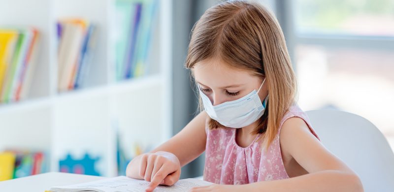 Enfant portant un masque à l'école