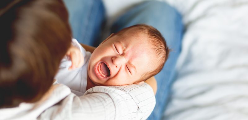 Pourquoi papa reste zen lorsque bébé pleure?