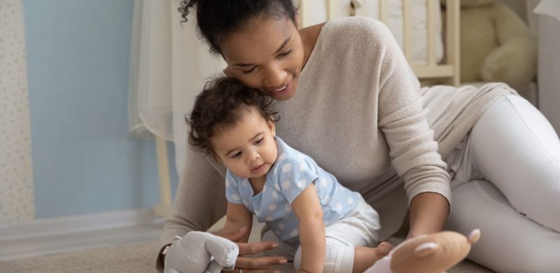 L'éveil de bébé de 3 à 6 mois : premières découvertes : Femme