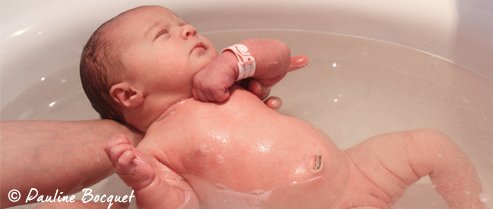 Faut-il donner le bain à bébé tous les jours ? Une puéricultrice