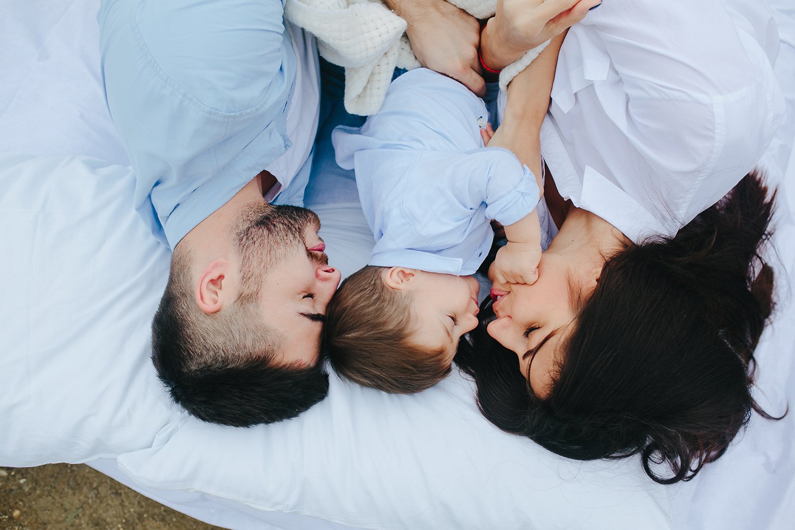 Jeune Femme Enceinte, Couché Dans Son Lit Avec Téléphone