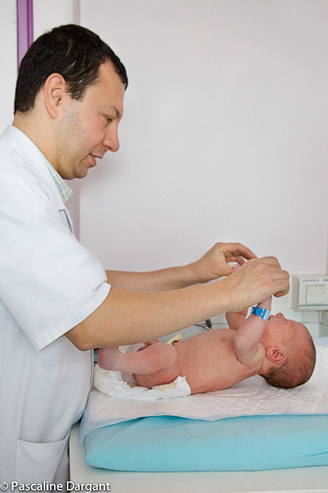 Soins et examens médicaux de mon bébé à la maternité