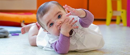 L'éveil de bébé de 3 à 6 mois : premières découvertes : Femme