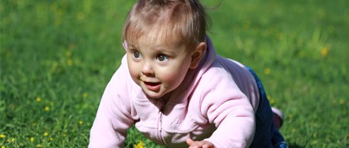 Bébé se déplace à quatre pattes