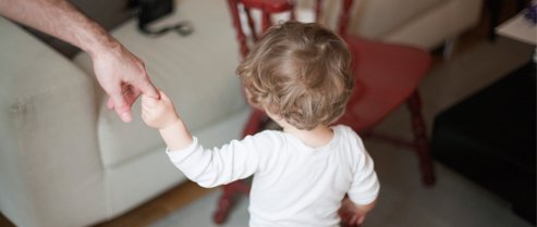 Apprentissage Du Bébé Et Marche Avec Un Enfant En Faisant Ses Premiers Pas  Avec Sa Mère Pour Apprendre à Marcher à La Maison. Pied Photo stock - Image  du lifestyle, jour: 257560942