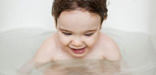 Apprentissage Du Bébé Et Marche Avec Un Enfant En Faisant Ses Premiers Pas  Avec Sa Mère Pour Apprendre à Marcher à La Maison. Pied Photo stock - Image  du lifestyle, jour: 257560942