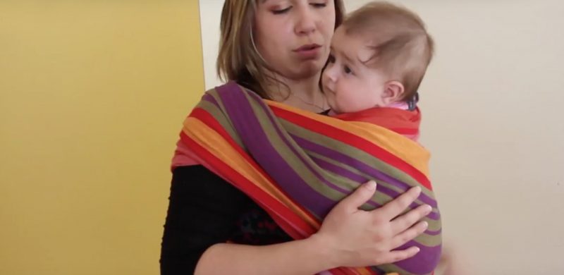 Porter bébé avec une écharpe de portage, pour ou contre ? 