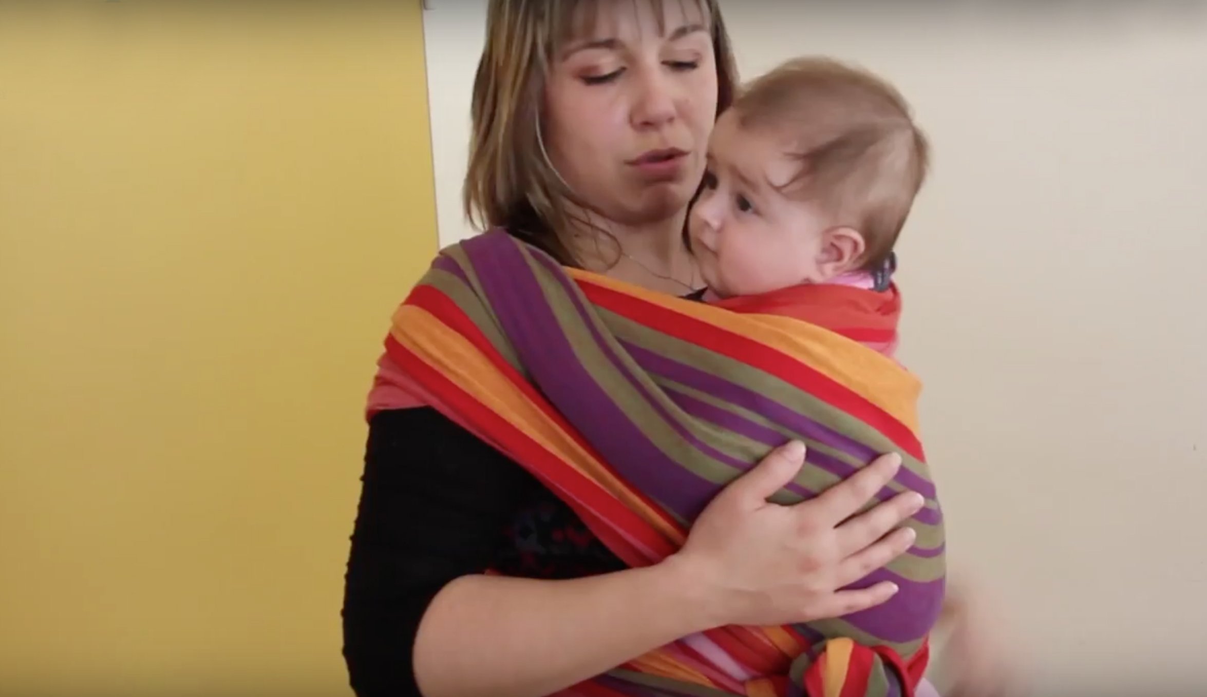 Porter bébé avec une écharpe de portage, pour ou contre ? 