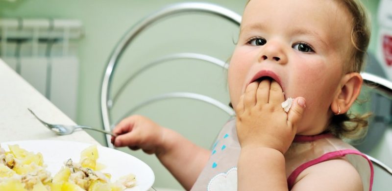 Médecin الجزائر - Votre bébé de 12 à 24 mois mange-t-il moins qu'avant,  veut juste boire du lait et ne veut plus essayer de nouveaux aliments? Cela  est principalement dû au fait