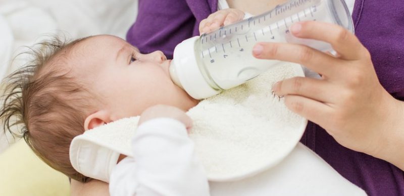 Médecin الجزائر - Votre bébé de 12 à 24 mois mange-t-il moins qu'avant,  veut juste boire du lait et ne veut plus essayer de nouveaux aliments? Cela  est principalement dû au fait