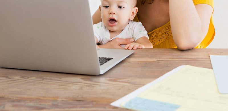 Un Garçon De 3 à 4 Ans Regarde L'écran Du Téléphone.